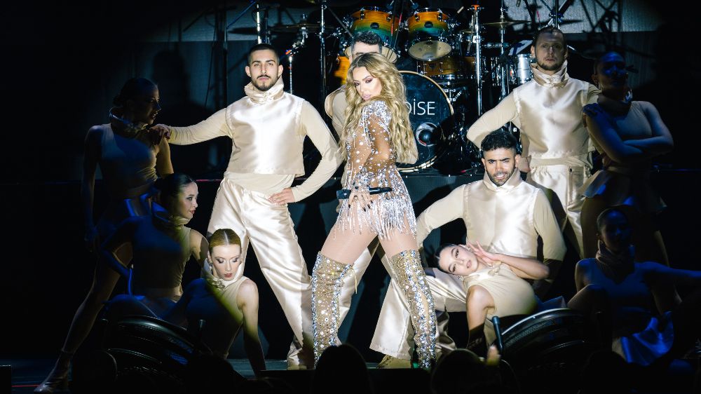 Hadise İstanbul konserinde seyirci rekoru kırdı