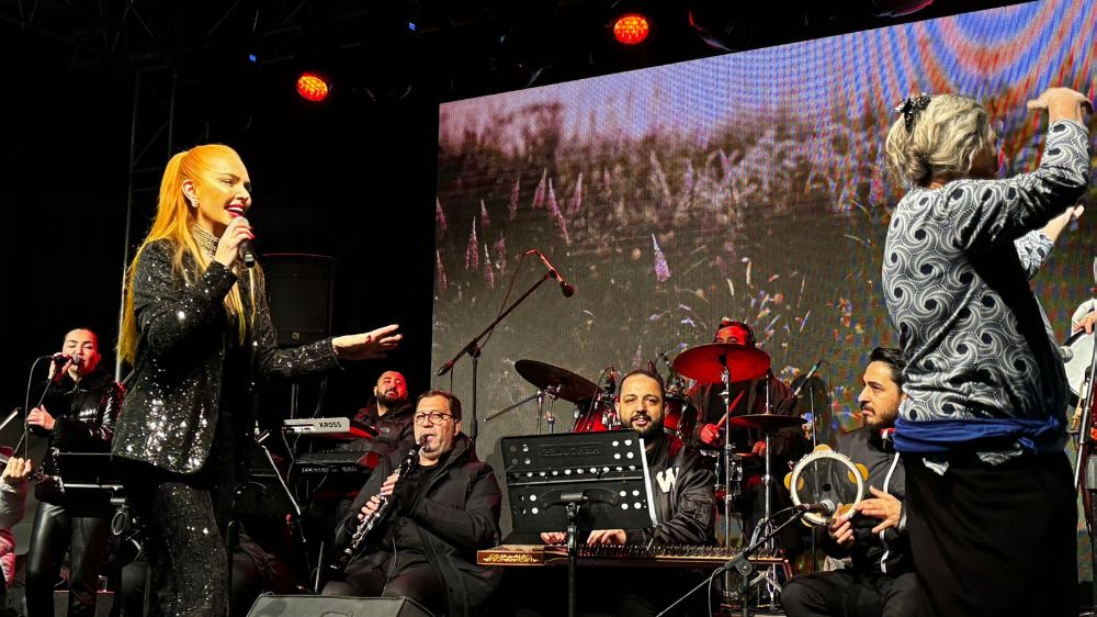 Pınar Eliçe sahnede Romanlarla göbek attı