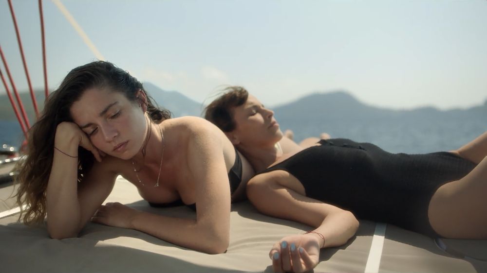 Aslıhan Ünaldı’nın ödüllü ilk filmi “Suyun Üstü” 43. İstanbul Film Festivali’nin Ulusal Yarışma Bölümü’nde