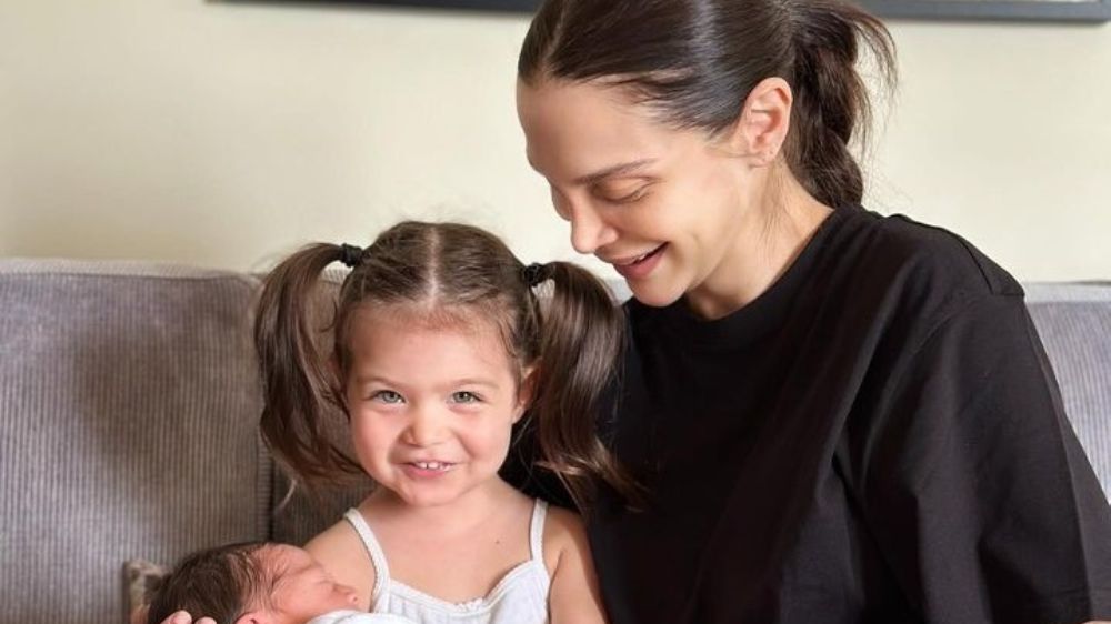 Ünlü şarkıcı Cemre Kemer Anneler Günü'nde çocuğunu paylaştı
