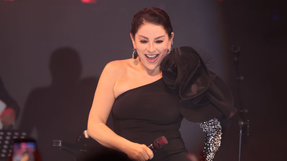 Aşkın Nur Yengi şarkılarını öğretmenler için söyledi