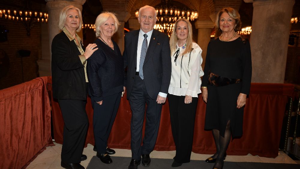 Türk Böbrek Vakfı yararına düzenlenen iftar daveti ünlü isimleri bir araya getirdi