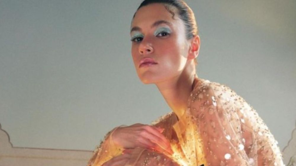 Aile dizisinin yıldızı Yüsra Geyik'ten cesur poz