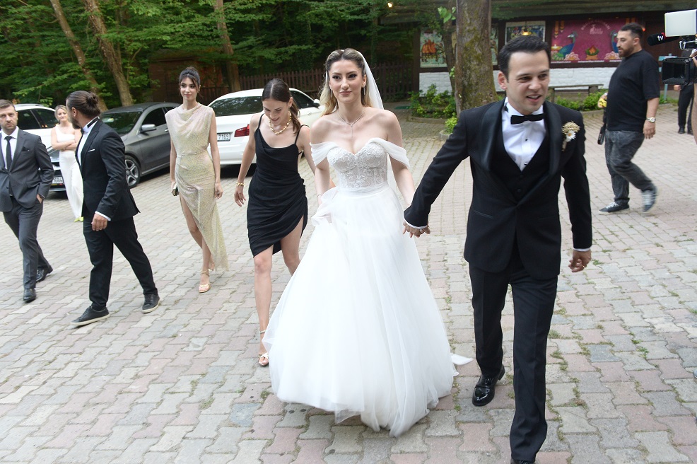 Cihan Şimşek ile Sinem Şimşek'in düğününe ünlü isimler akın etti