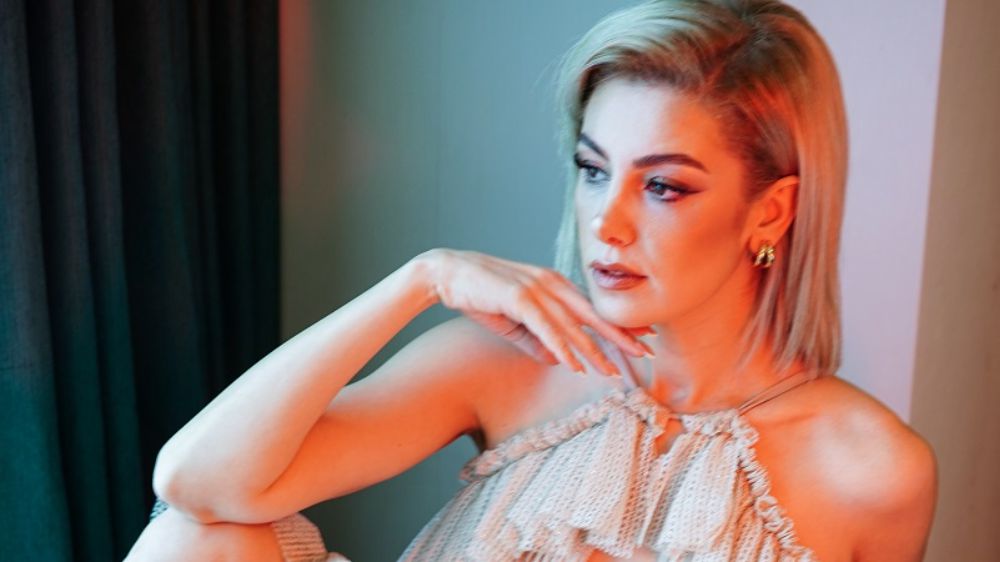  Ünlü oyuncu Burcu Binici tatilden fotoğraflarını paylaştı