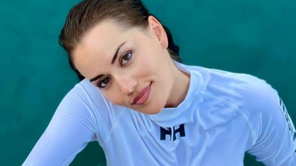 Ünlü oyuncu Fahriye Evcen'in deniz kombini dikkat çekti!