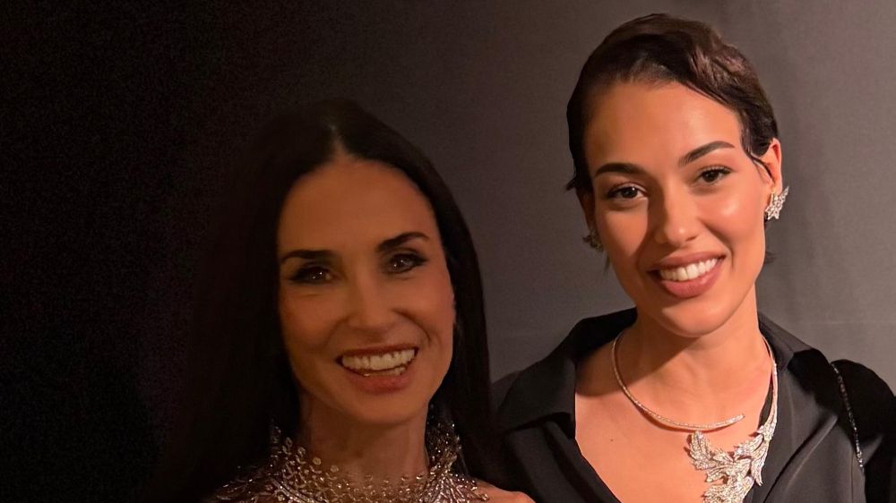  Dilan Çiçek Deniz Cannes'daki davete katılan tek Türk oyuncu oldu