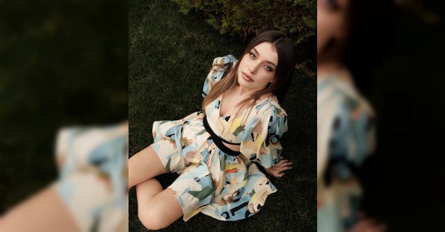 Gamze Erçel&#39;den göğüs dekolteli pozlar