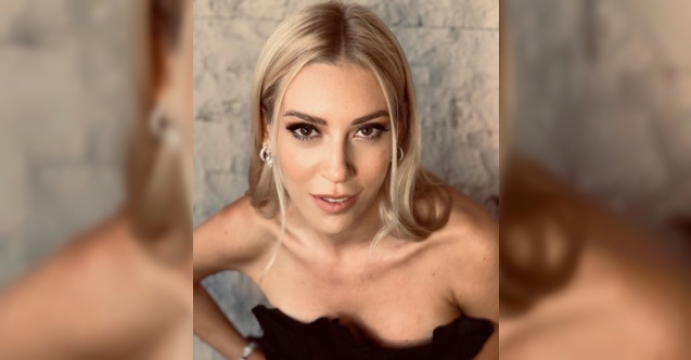 Sinem Kobal&#039;dan sahil pozu