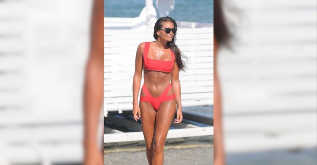 Eda Taşpınar göbeğini içine çekerek bikinili poz verdi