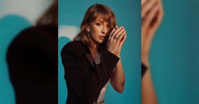 Yasemin Allen&#039;ın yatak pozunda dikkat çeken detay