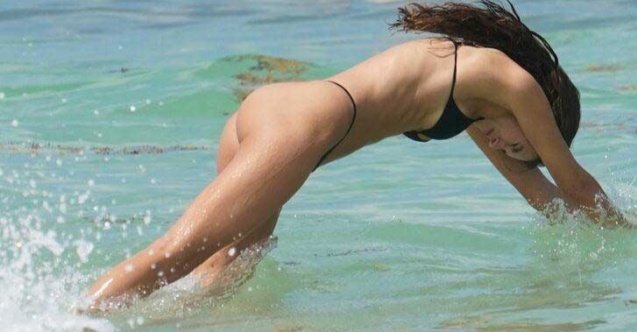 Bikinisi dar geldi! Plajda tüm gözleri üzerinde topladı