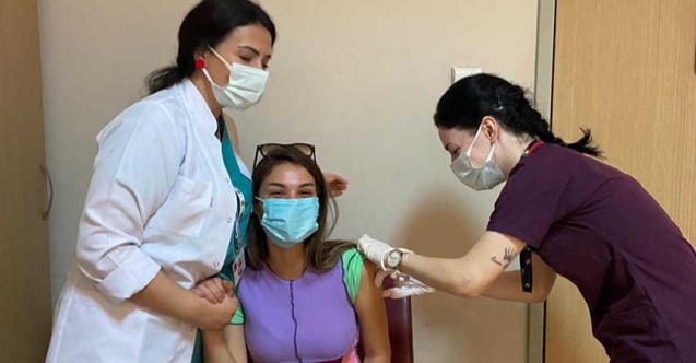 Güzel oyuncu Covid-19 aşısı oldu