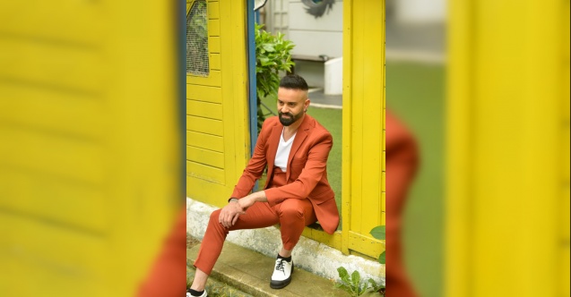 Sevenlerine sürpriz şarkı