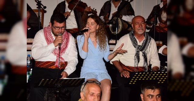 Sıra gecesinde sahne aldı