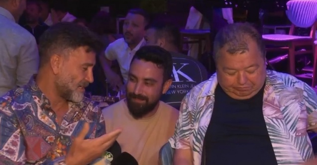 Alaçatı gecelerinde dostlarıyla efkar dağıttı