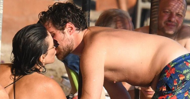 Kendisinden 14 yaş küçük meslektaşıyla dudak dudağa yakalandı