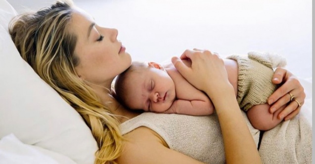 Taşıyıcı anne aracılığıyla bebeğini kucağına aldı