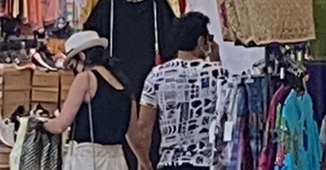 Ünlü çifti halk pazarında görenler gözlerine inanamadı