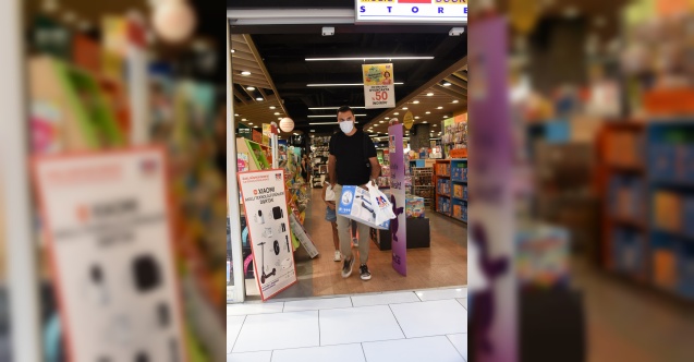 Hayatını kaybeden kardeşinin çocuklarıyla alışverişe çıktı