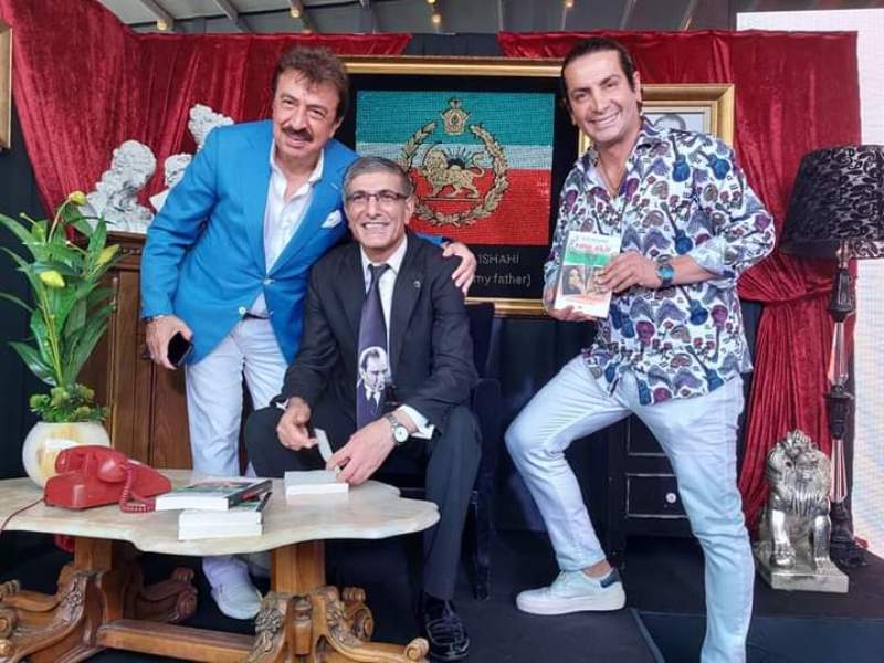 Kitabını tanıttı