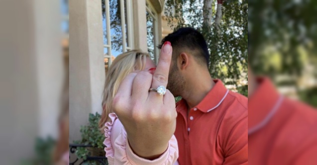 Genç sevgilisiyle nişanlandığını bu pozla duyurdu