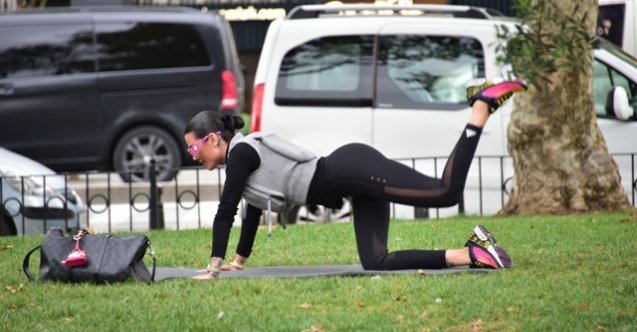 Ünlü şarkıcı Bebek parkında pilates yaptı