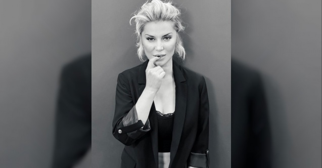 Yeniden imaj değiştiren kuaförünü öpücüklere boğdu!