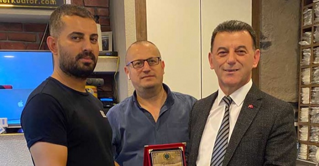 O kuaföre plaket verildi