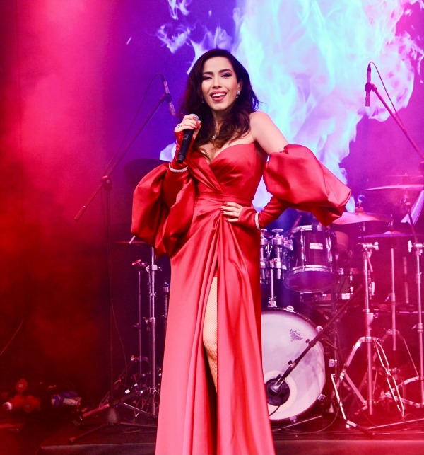 Burcu Güneş&#039;ten Antalya&#039;da Cumhuriyet Konseri