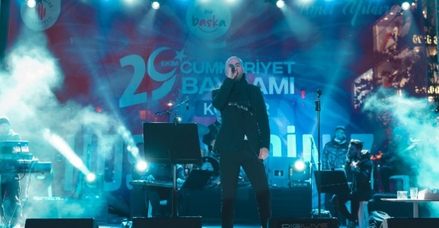 Eşi yalnız bırakmadı