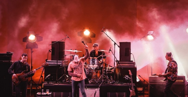 HARBİYE AÇIKHAVA SAHNESİ’NDE DUMAN RÜZGAR GİBİ GEÇTİ