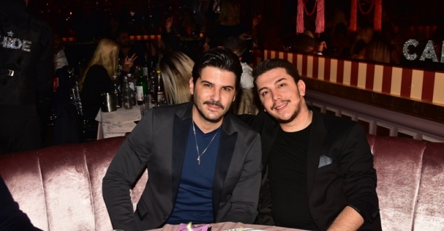 Dostlarıyla birlikte eğlendi