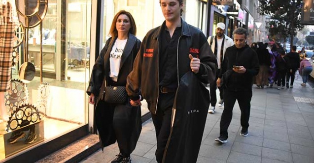 Genç sevgilisiyle ilk kez el ele görüntülendi