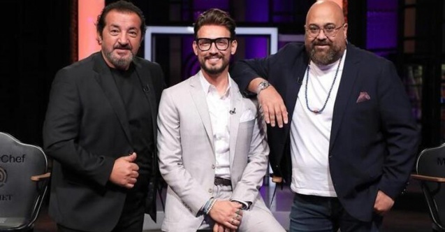 MasterChef&#39;in jüri üyesi kız arkadaşıyla yakalandı