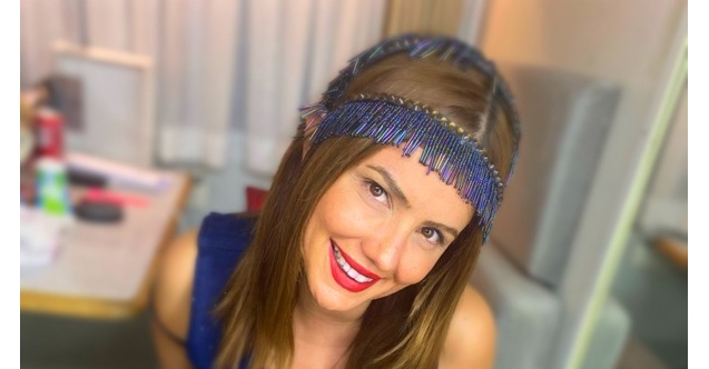 Şarkılarını söylerken sahnede dövmesini sildi!