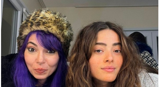 Aziz&#039;in Dilruba ve Efnan&#039;ı makyajları ile 2022&#039;ye şimdiden damgasını vurdu