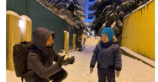 Özgün, oğlu Ediz ile kardan adam yaptı!