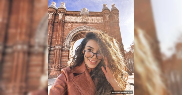 Yeni yılı Barselona&#039;da karşılayan Ebru Şahin tektaşıyla dikkat çekti