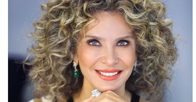 Esra Oflaz farkı tarzı