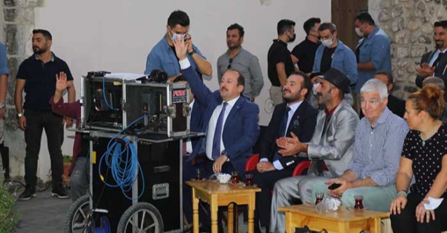 Vali yönetmen koltuğuna oturdu