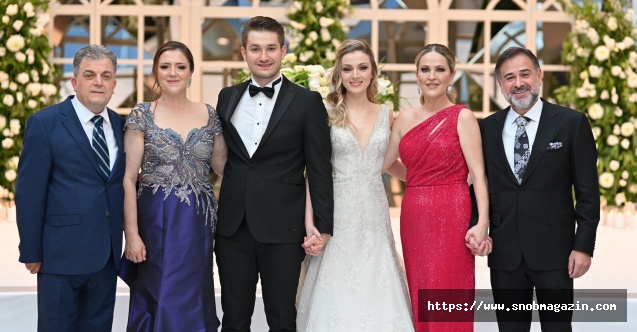 Ebru Gündeş yeni çiftin mutluluğuna ortak oldu