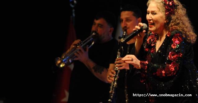 Suzan Kardeş şarkı söyledi öğrencilere burs oldu 