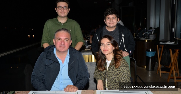 Evliliklerinin 18. yılını kutladılar