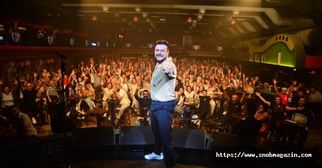 Sahne bitti kıyafetiyle havuza daldı