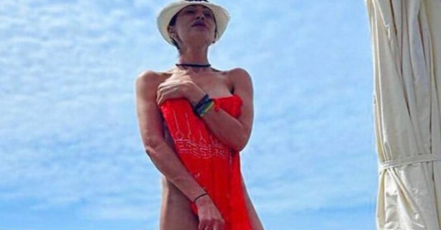 Cüretkar Tatil Pozları Olay Oldu!