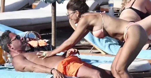 Plajda Romantik Anlar! Çevredekileri Umursamadılar