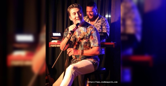 Ünlü Oyuncu Şarkı Söylemeyi Seviyor