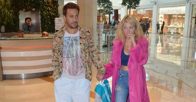 Kendisinden 17 Yaş Küçük Sevgilisiyle Görüntülendi