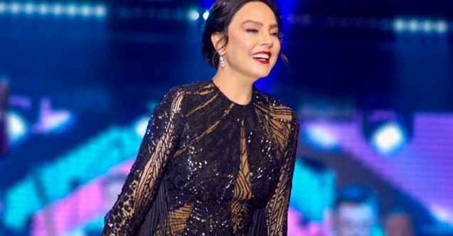 Sahnede Ebru Gündeş Fırtınası Esti!